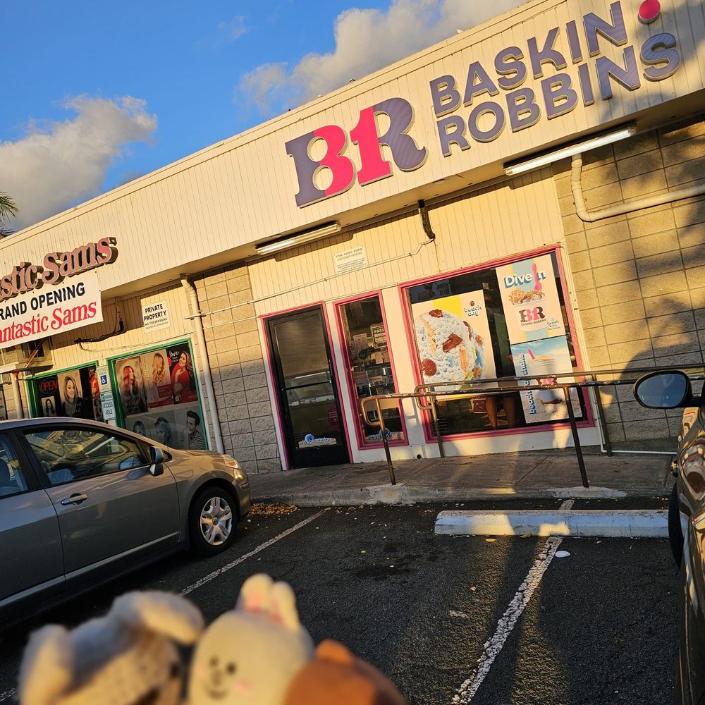 Baskin-Robbins - Entrance from the parking lot - Ice Cream & Frozen Yogurt Near Me - Honolulu, Hawaii