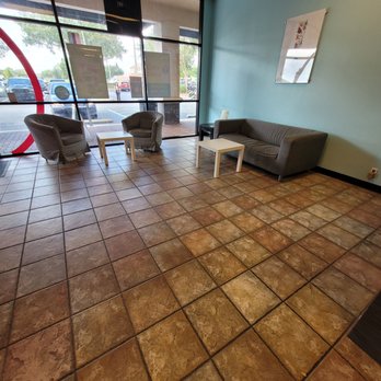 Planet Smoothie - an empty waiting area with chairs and tables - Juice Bars & Smoothies Near Me - Orlando, Florida