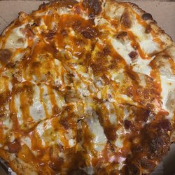 Domino's Pizza - This is suppose to be the búfalo chicken pizza it's suppose to have chicken bacon onions can y'all see any toppings there's barley any