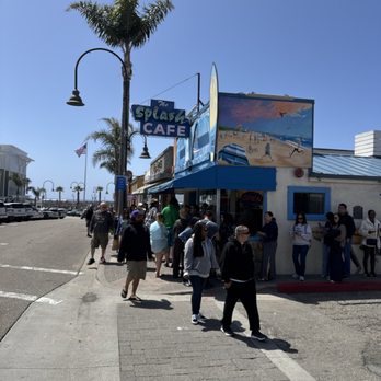 Splash Cafe - This is the front of the restaurant look how the line is around the corner - American Near Me - Pismo Beach, California