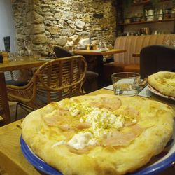 Mia Nonna - Pizza Paola à 18.5€ : mortadelle à la truffe, stracciatella, pistaches et mozzarella fior di latte