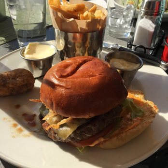 Hard Rock Cafe - The new atomic burger. - American Near Me - Oslo, 03