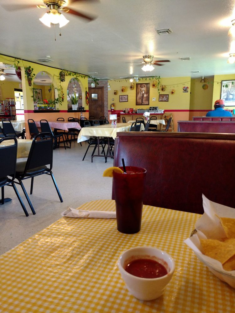 The Little Familia Tex Mex Rest Logo