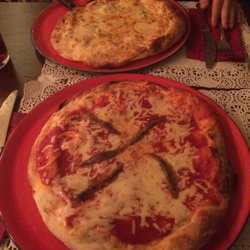 Pizza Anchovis und Pizza Quattro Formaggi