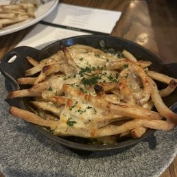 FRENCH FRIES w cheese sauce