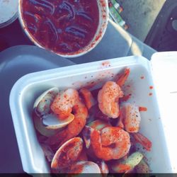 Tacos Y Burritos Maizito - Michelada preparada / Mexican bloody Marry with cucumbers,shrimp,clams,octopus