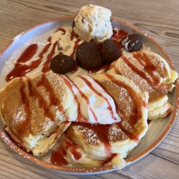Strawberry Japanese-style souffle pancakes Strawberry Japanese-style souffle pancakes
