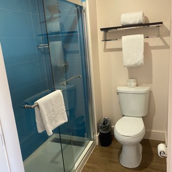 Motel 6 - Shower and toilet - Hotels Near Me - Santa Barbara, California Motel 6 - Shower and toilet - Hotels Near Me - Santa Barbara, California
