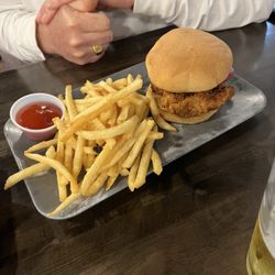 Carl's Tavern - Fried chicken sandwich