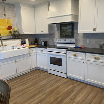 Guhde Flooring America - Kitchen drainboard sink, stone backsplash, quartz counter tops and shaker style cabinets. - Flooring Near Me - Mentor, Ohio Guhde Flooring America - Kitchen drainboard sink, stone backsplash, quartz counter tops and shaker style cabinets. - Flooring Near Me - Mentor, Ohio