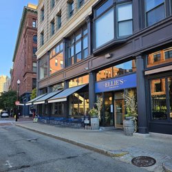 Ellie's - Entrance to Ellie's located on union st