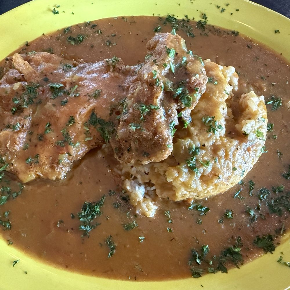 Fried chicken with red gravy Fried chicken with red gravy
