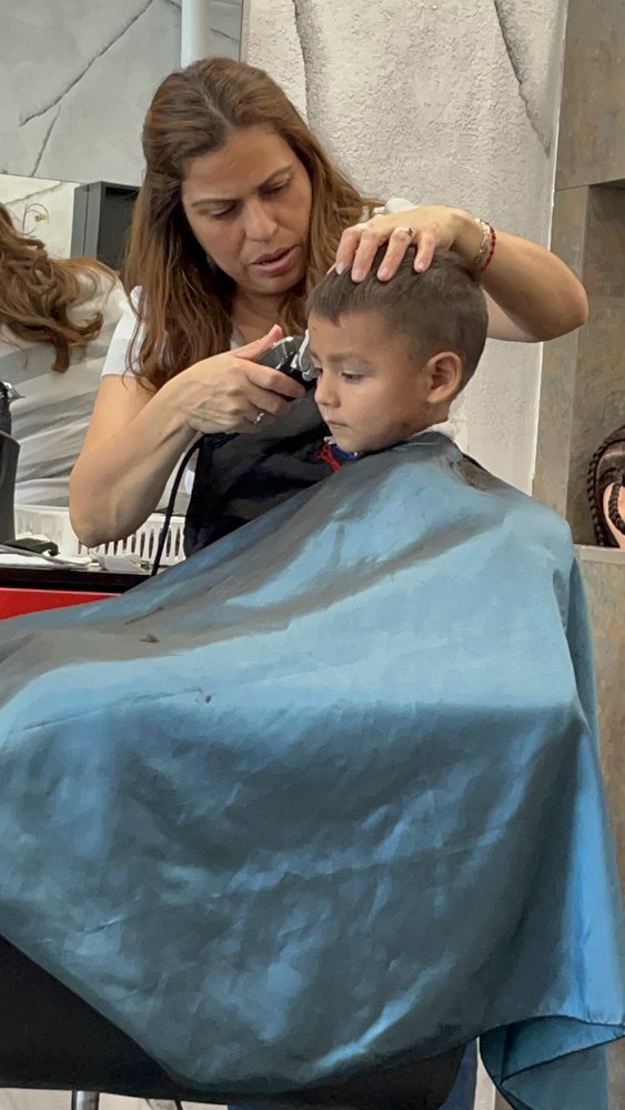 Magics Beauty Salon Logo