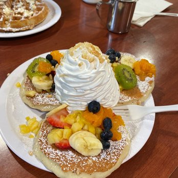 Eggs 'n Things - Waikiki Beach Eggspress - Fresh Fruit Rainbow Pancakes - Breakfast & Brunch Near Me - Honolulu, Hawaii