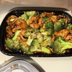 United China Restaurant - Chicken and broccoli