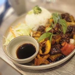Shaken beef rice bowl