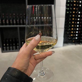 Valo - Wine Tasting Room Near Me - Vancouver, Washington