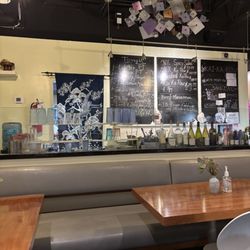 M & M Thai Cafe - Interior