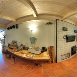 Gasthaus Am Mühlberg - Der Eingangsbereich der Gaststube mit Ausstellungsstücken aus dem Bäckerhandwerk.