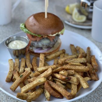 Arms Reach Bistro - Organic beef burger - Canadian (New) Near Me - North Vancouver, British Columbia