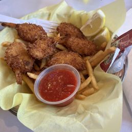 Coconut shrimps with Cajun fries Coconut shrimps with Cajun fries