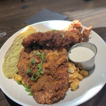 Red Door Woodfired Grill - Chorizo Mac 'n' Cheese & Crispy Tenders - American Near Me - Leawood, Kansas Red Door Woodfired Grill - Chorizo Mac 'n' Cheese & Crispy Tenders - American Near Me - Leawood, Kansas