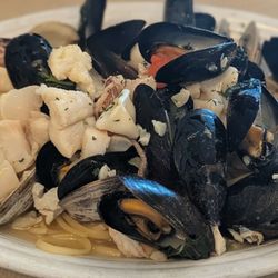 Zuppi di pesce & linguini in white wine sauce