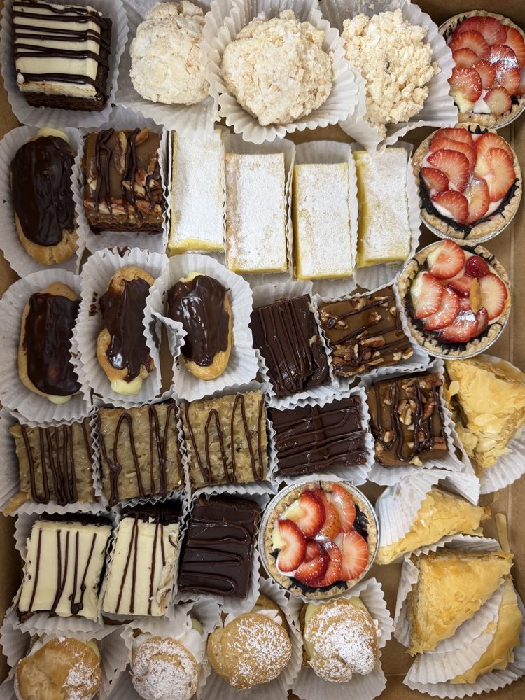 Ronnie's Bakery & Cakes by Lou Logo