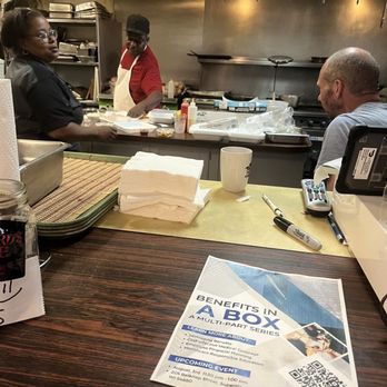 Howard's Que - The team getting the order ready - Barbeque Near Me - Duluth, Minnesota