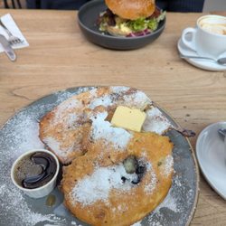 Nooij - Bacon brioche and blueberry pancakes
