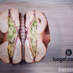Bagel Corner - Suprême pastrami (cream cheese, pastrami, salade, emmental, avocat, moutarde miel)