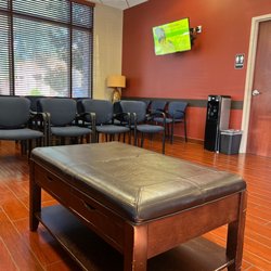 Ocotillo Internal Medicine Associates - Clean and comfortable waiting area
