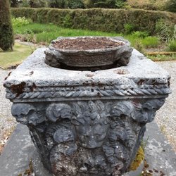 Roman Camp Hotel - Old fountain in the garden