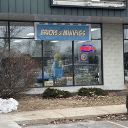 Bricks & Minifigs