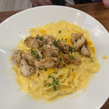 Buffalo Olde Brewery - Mac & Cheese with chicken - Breweries Near Me - Buffalo, New York Buffalo Olde Brewery - Mac & Cheese with chicken - Breweries Near Me - Buffalo, New York
