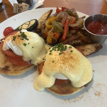 Grays Restaurant & Bar - Eggs Benedict (vegetarian with tomato) - Breakfast & Brunch Near Me - Vancouver, Washington