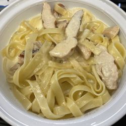 Vivo Pizza + Pasta - Fettuccine Alfredo with Chicken
