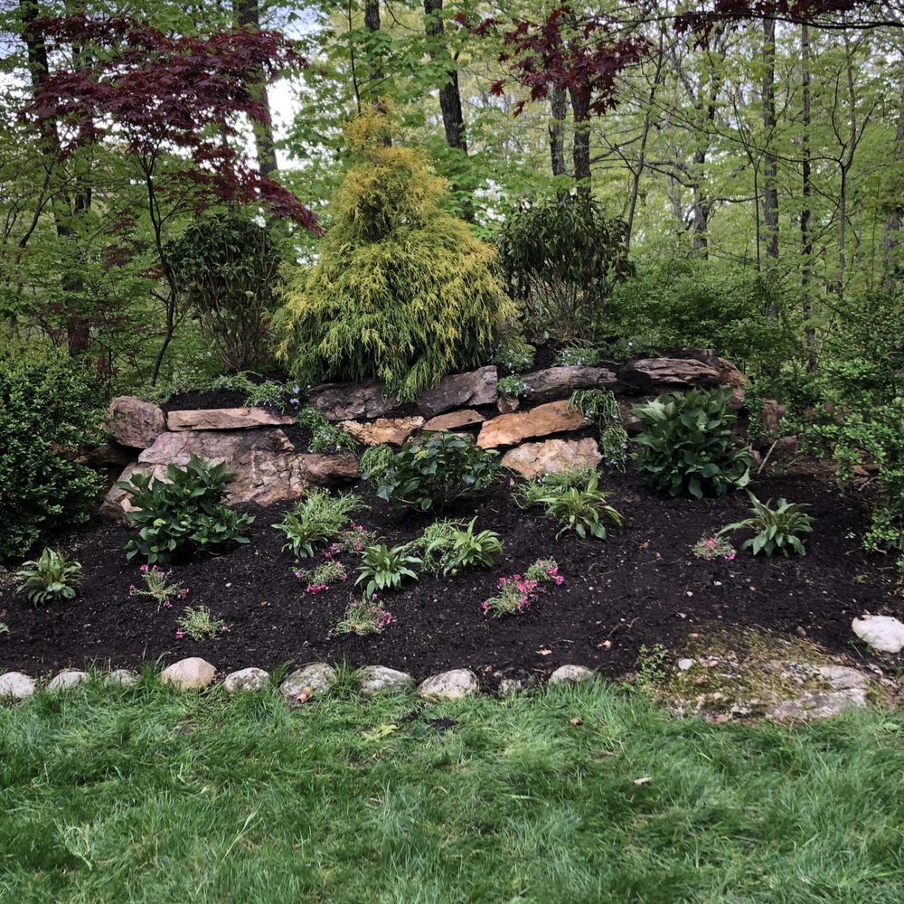 Young's Fencing - a rock wall in a garden - Landscaping Near Me - Ridgefield, Connecticut Young's Fencing - a rock wall in a garden - Landscaping Near Me - Ridgefield, Connecticut