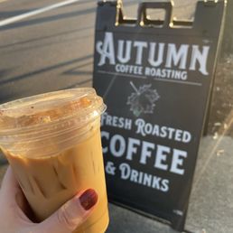 Madagascar vanilla iced latte with oat milk and cinnamon powder