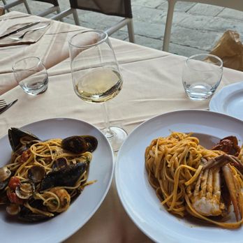 Taverna del Capitano - Linguini with muscles and Linguini with crab - Italian Near Me - Vernazza, SP Taverna del Capitano - Linguini with muscles and Linguini with crab - Italian Near Me - Vernazza, SP