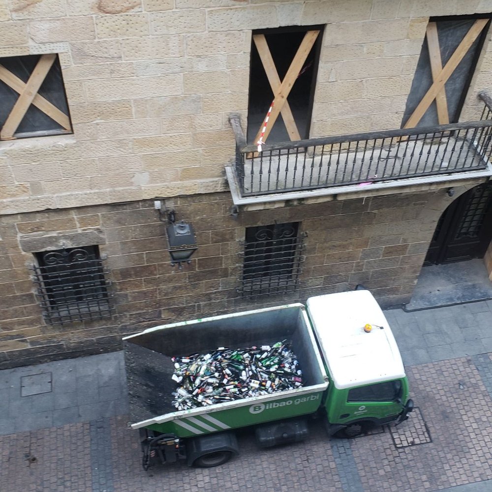 La Estrella Ostatu - There's an outer bin where bottles get put in loudly, the bin gets dumped into truck every morning, super loud. Construction across street. - Hostels Near Me - Bilbao, BI La Estrella Ostatu - There's an outer bin where bottles get put in loudly, the bin gets dumped into truck every morning, super loud. Construction across street. - Hostels Near Me - Bilbao, BI