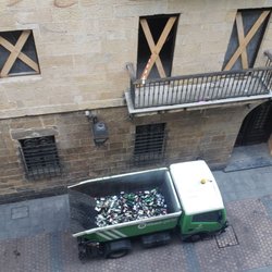 La Estrella Ostatu - There's an outer bin where bottles get put in loudly, the bin gets dumped into truck every morning, super loud. Construction across street.