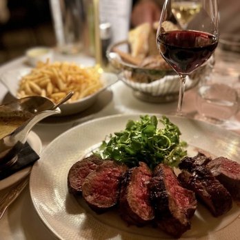 L'Escargot - Chateaubriand with Bearnaise Sauce (for 2) - French Near Me - London, XGL L'Escargot - Chateaubriand with Bearnaise Sauce (for 2) - French Near Me - London, XGL