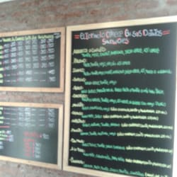 Tío Manolo Providencia - La pizarra con las opciones de sándwiches
