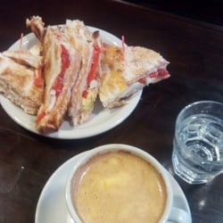 La Vendetta - Carlito especial (parece común en sabor) y café con crema. ($127)