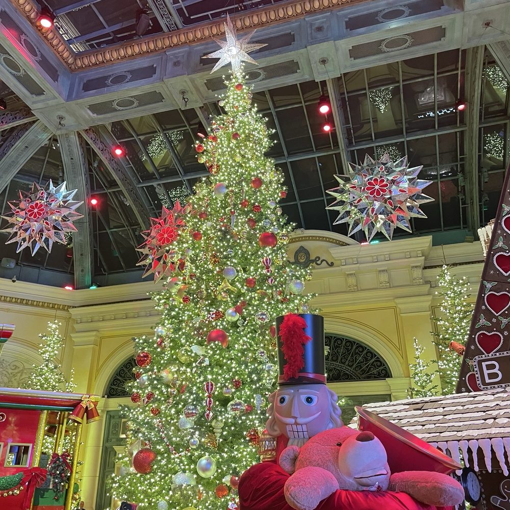 Bellagio - Gardens at Christmas! - Hotels Near Me - Las Vegas, Nevada