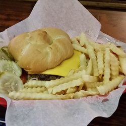 Shyla's Hideaway, Bar & Grill - Cheese Burger