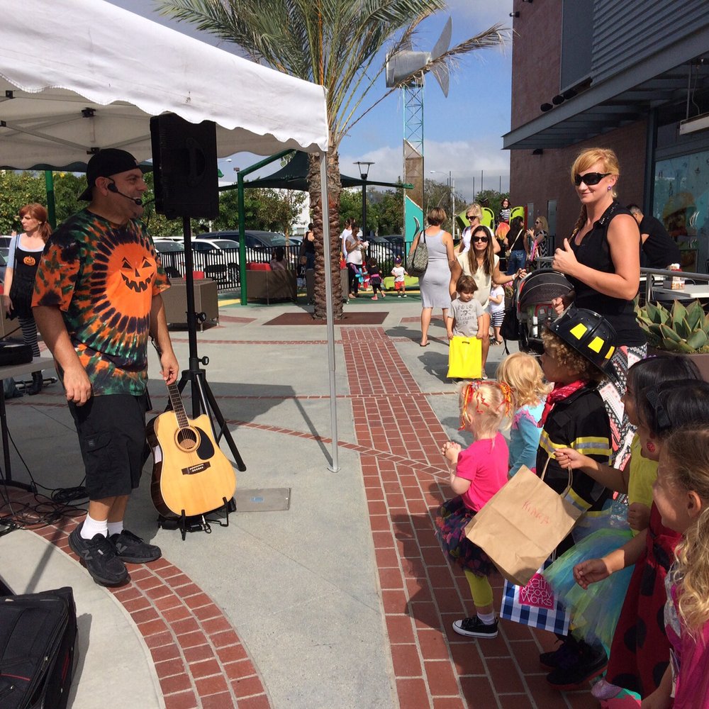 Plaza El Segundo - Music and dancing - Kid's Club Halloween themed Mommy and Me party - Shopping Centers Near Me - El Segundo, California Plaza El Segundo - Music and dancing - Kid's Club Halloween themed Mommy and Me party - Shopping Centers Near Me - El Segundo, California