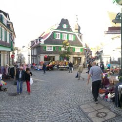 Lenneper Altstadtfest & Trödelmarkt - Die auch sonst sehenswerte Altstadt von Remscheid Lennep bildet den Rahmen für einen Markt mit hochwertigen, breiten Sortiment.