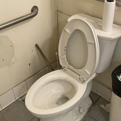 Happy Gas & Mini Mart - Horrible bathroom